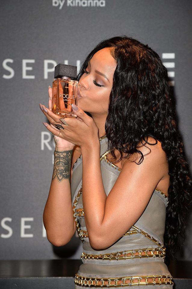 Il look Balmain di Rihanna per la presentazione del profumo Rouge