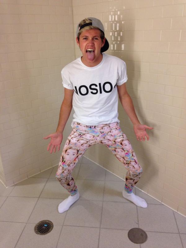 Niall Horan indossa i leggings del Bangerz Tour