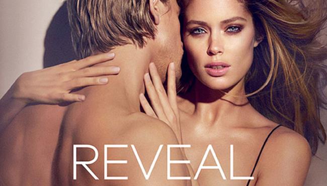Charlie Hunnam e Doutzen Kroes nuovi testimonial per Reveal di Calvin Klein Charlie Hunnam e Doutzen Kroes testimonial per il nuovo profumo di Calvin Klein: Reveal