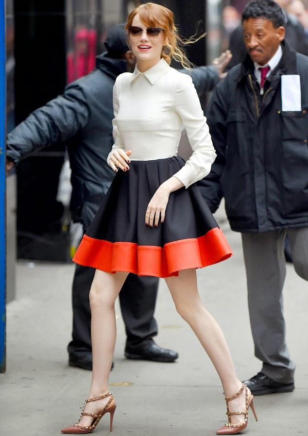 Emma Stone indossa un abito colour-block