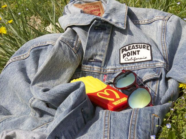 Giaccia Levis, case di Moschino patatine e occhiali da sole di ASOS