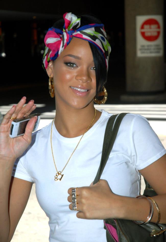 Rihanna indossa una bandana in stile bohemien