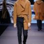 Cappotto maschile asimetrico per Zegna durante la sfilata 2014