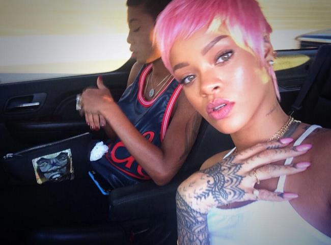 Il nuovo look di Rihanna con i capelli rosa shocking