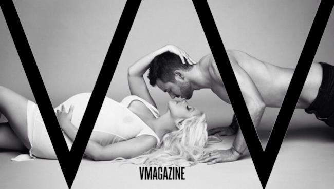 La cantante americana Christina Aguilera appare nuda e incinta su V magazine