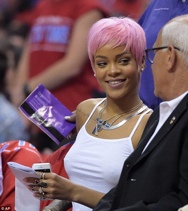 Nuovo look di Rihanna: Il capello è rosa shocking