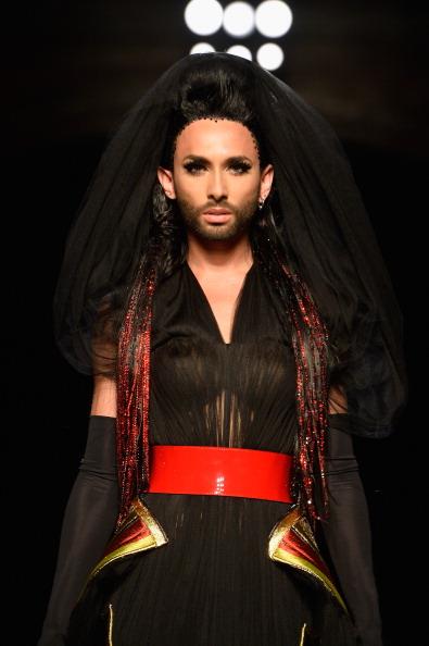 Jean Paul Gautier fa sfilare la cantante transessuale Conchita Wurst