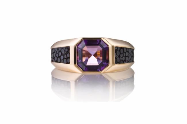 Salvatore Ferragamo confeziona un anello in