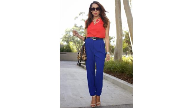 La blogger indossa un look color blocking