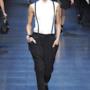 Pantalone morbido con bretelle e camicia smanicata per il tuo outfit mannish