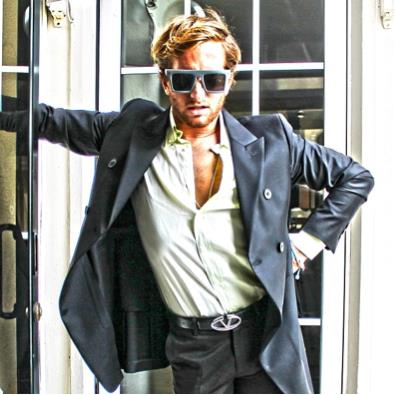 Visione frontale dell'outfit indossato per i 10 anni di LIVING