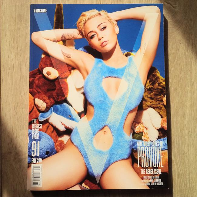 Miley Cyrus si mette in posa per Karl Largefeld su V Magazine di settembre