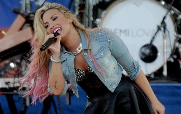 La cantante Demi Lovato opta per un hairstyle splashlight