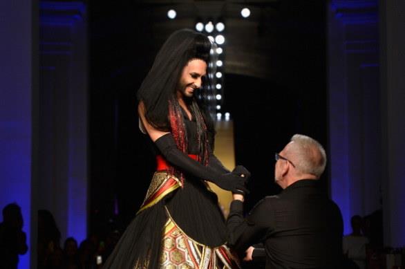 Jean Paul Gautier fa sfilare per la Paris Fashion Week 2014 Conchita Wurst