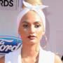 BET Awards 2014 Pia Mia Perez in total white opta per un trucco basic con labbra rosso rubino e fascetta bianca in testa