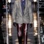 Versace fa sfilare un blazer in pied de poule per MMFW 2014