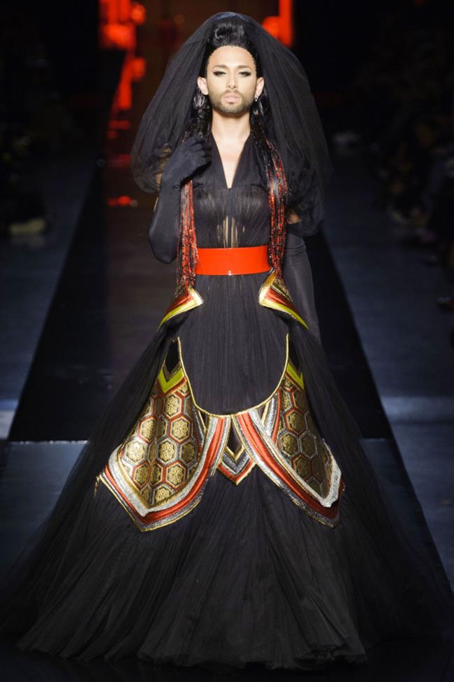 Jean Paul Gautier fa sfilare Conchita Wurst per la settimana haute couture a Parigi