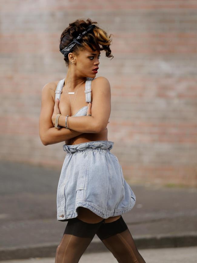 5 modi di portare la bandana come la cantante Rihanna