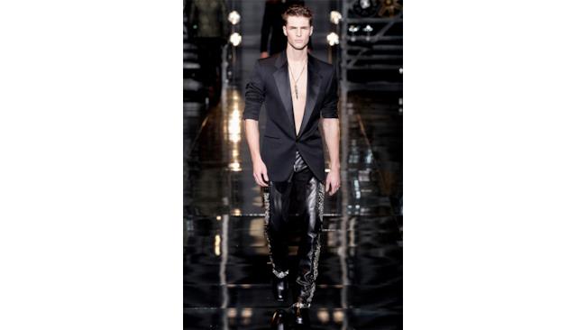 Sfila l'uomo versace in blazer e pantaloni in pelle f/w 2014-15