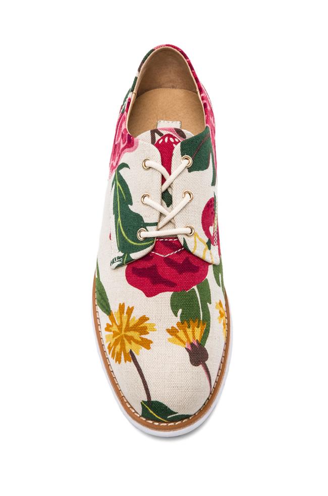 Per la shopping list la scarpa fiorata di GRAM è perfetta