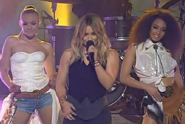 Il look della performance di Hilary Duff a X Factor Australia, ‘All About You’ live
