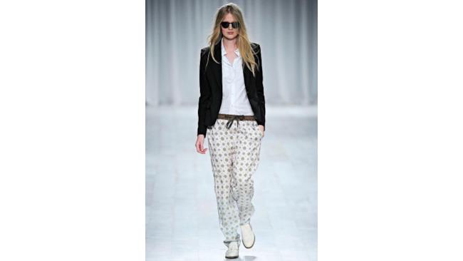 Blazer, camicia, pantalone con stampa etnica e scarpa bianca con baffo. Mannish style