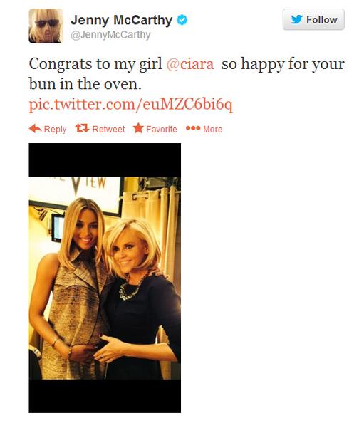 La conduttrice posta la foto con Ciara incinta