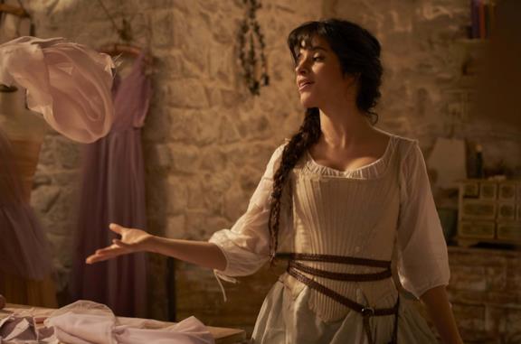La Cenerentola di Camila Cabello è un'aspirante stilista nel trailer del live action