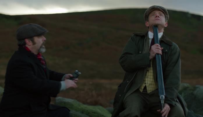 Martin Freeman nel ruolo di Mike Priddle ed Andy Nyman nel ruolo di Philip Goodman Priddle si spara davanti a un attonito Philip Goodman