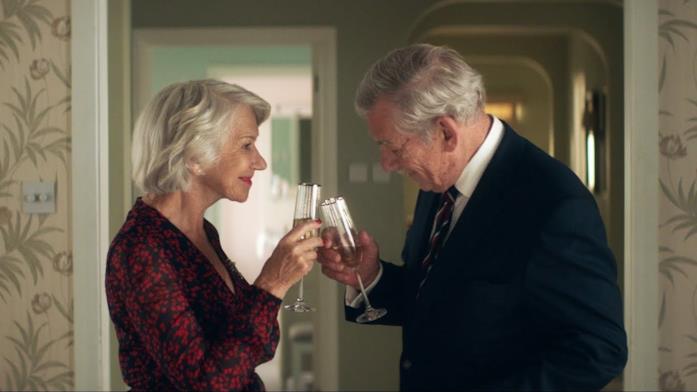 Helen Mirren e Ian McKellen Helen Mirren e Ian McKellen brindano