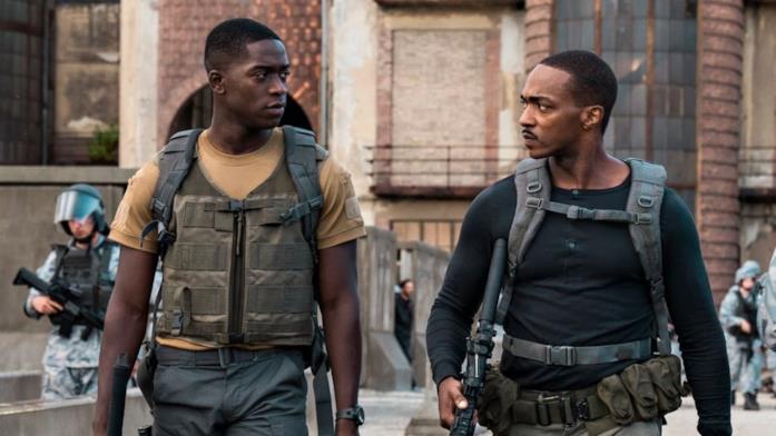 Anthony Mackie presta il volto al protagonista di Outside the Wire Harp e Leo discutono, mentre camminano in un campo di battaglia