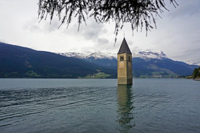 Il campanile di Curon, sommerso dalle acque del lago di Resia Il campanile di Curon