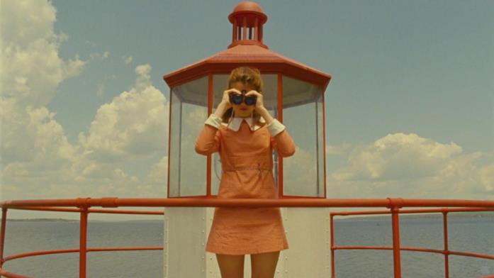 Una scena tratta da Moonrise Kingdom - Una fuga d'amore Un personaggio di Moonrise Kingdom - Una fuga d'amore guarda con un binocolo sopra un faro