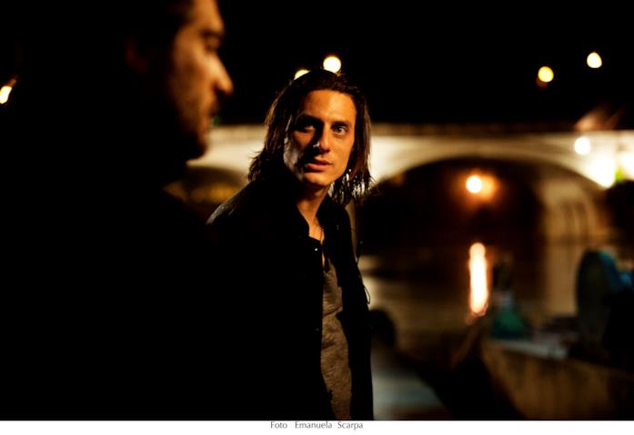 Luca Marinelli e Claudio Santamaria in una scena di Lo chiamavano Jeeg Robot