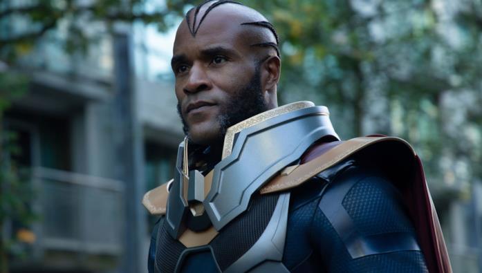 Le ultime novità sul nuovo crossover dell'Arrowverse The Monitor in una immagine del crossover Elseworlds
