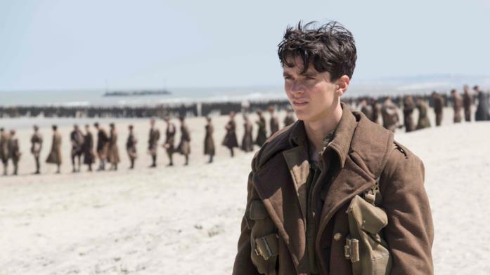 Una sequenza di Dunkirk con le truppe sulla spiaggia