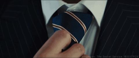 Eggsy pronto all'azione Eggsy si sistema la cravatta in Kingsman