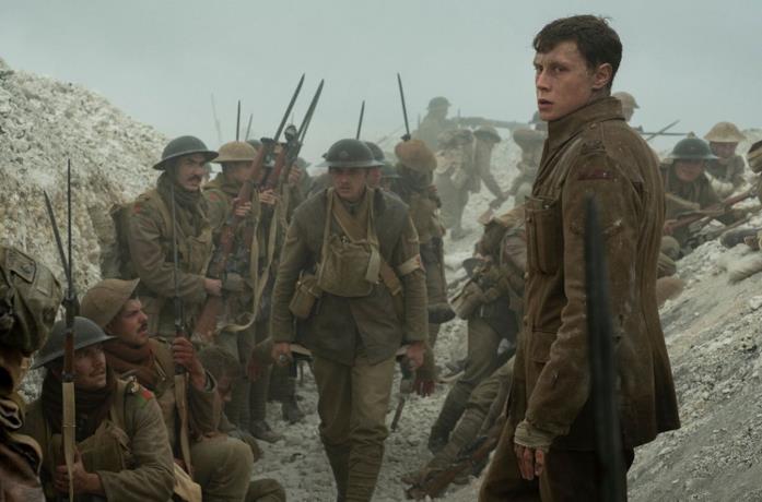 George MacKay in trincea in una scena del film 1917