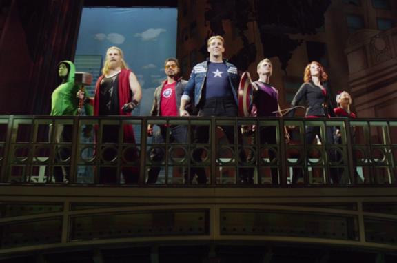 Il cast di Rogers: The Musical nel primo episodio di Hawkeye