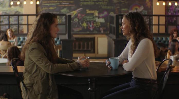 Tredici - Monet's Una scena di Hannah e Jessica nella caffetteria