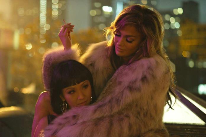 Le ragazze di Wall Street: arriva il trailer italiano di Hustlers Una foto di Jennifer Lopez e Constance Wu in una scena del film Le ragazze di Wall Street
