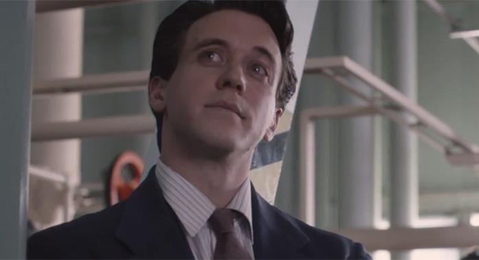 Ashley Zukerman nella serie TV Manhattan