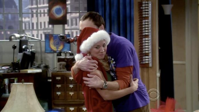 The Big Bang Theory stagione 2 episodio 11 Sheldon abbraccia Penny per aver ricevuto il regalo di Natale
