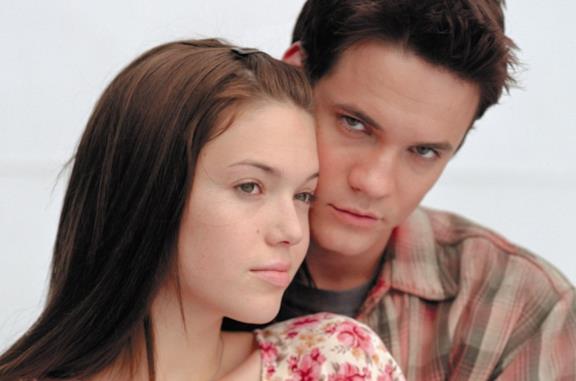 Shane West e Mandy Moore insieme in un primo piano