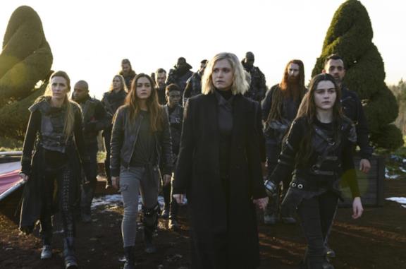 Maddie, Clarke e Raven in una scena della settima stagione