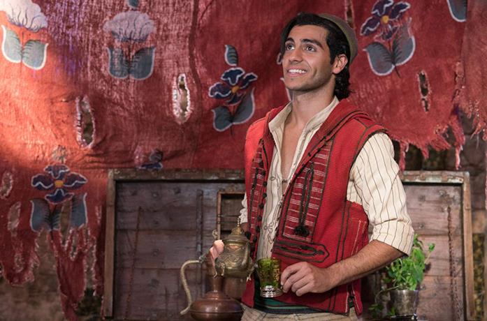 Mena Massoud nei panni di Aladdin