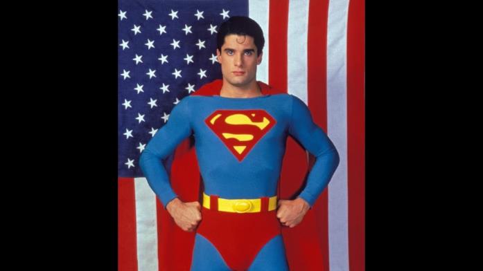 John Haymes Newton è l'interprete di Superboy nella prima stagione della serie Mezzobusto di John Haymes Newton in costume da Superboy con bandiera americana sullo sfondo