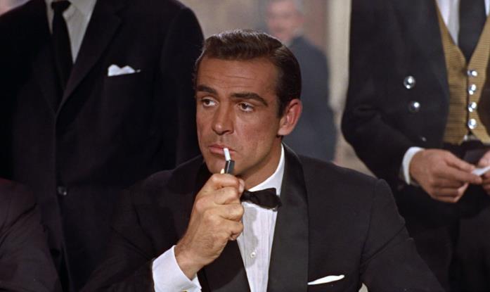 James Bond Connery Sean Connery si accende una sigaretta
