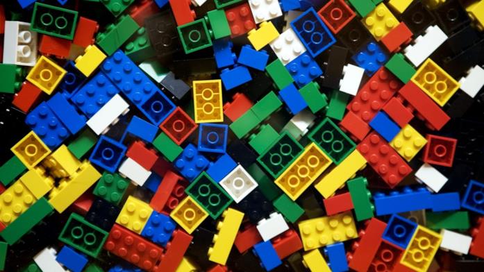 Mattoncini LEGO Primo piano di alcuni mattoncini colorati LEGO