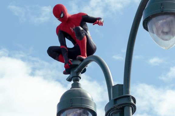 Spider-Man appollaiato su un lampione in Spider-Man: No Way Home